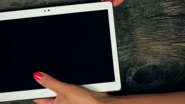 Weibliche Hand mit roten Nägeln verbinden Micro-USB-Ladekabel mit Tablet-Computer — Stockvideo