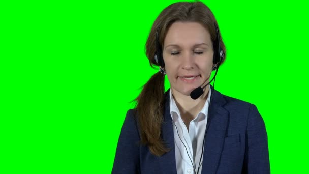Sfrustrowany online konsultant kobieta z zestawu słuchawkowego na tle zielonego ekranu — Wideo stockowe