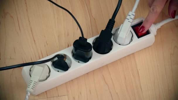 Kvinde hænder slukke elektricitet forlængelse switch og frakoble ledninger . – Stock-video