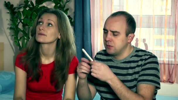 Оброблена дружина і чоловік з негативним тестом на вагітність в спальні — стокове відео