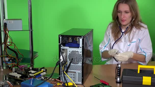 Médica de informática feminina ouve batimento cardíaco do computador com estetoscópio no trabalho — Vídeo de Stock