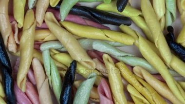 Renkli el yapımı sağlıklı makarna yemek. Pikap