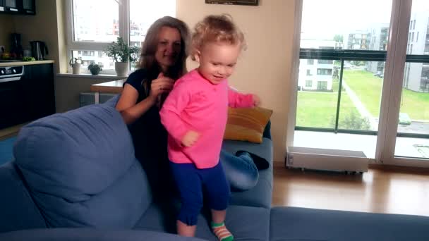 Lycklig mamma med liten barn flicka ha roligt att lyssna musik på tablet PC — Stockvideo