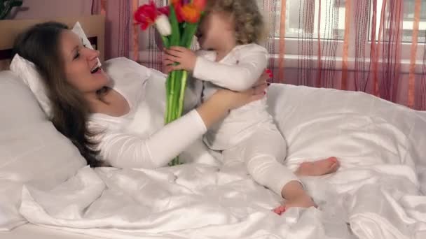 Piękne matki Mama dostać kwiaty i całować z córką urocza — Wideo stockowe