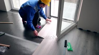 Katta laminat panoları yükleme sarı baret yetenekli tamirci adamla