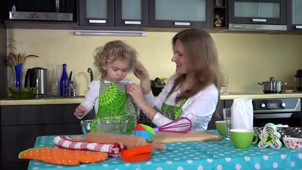 Niñera niñera mujer divertirse en la cocina con bastante niña — Vídeos de Stock