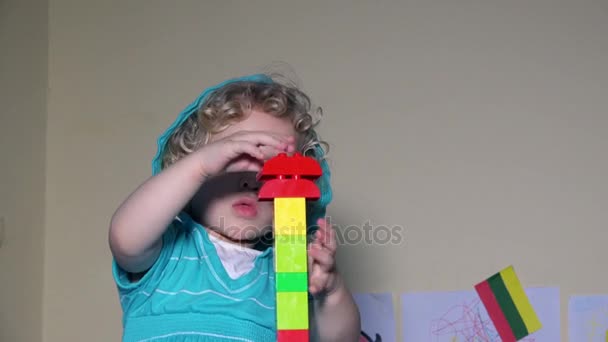 Niño niño construcción juguete ladrillos construcción de una torre. Niños en guardería — Vídeos de Stock