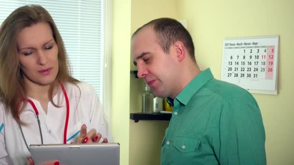 Мужчина терпеливый мужчина и женщина-врач пожимают руку после объяснения диагноза — стоковое видео