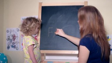 Mutlu aile kızlar anne ve kızı kelime baba siyah Tebeşir tahtaya yazma