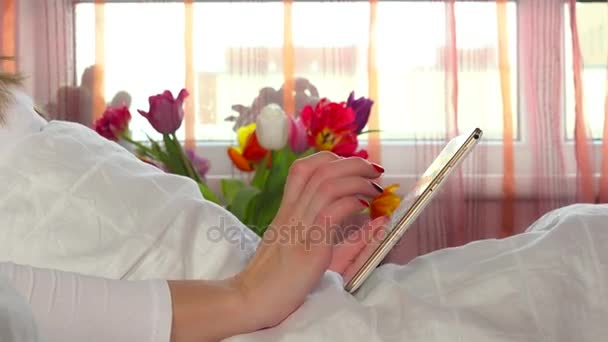 Giovane donna sorridente con tablet — Video Stock