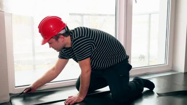 Trabalhador masculino com tesoura de corte tapete de teflon underlay — Vídeo de Stock