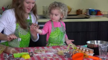 Küçük kızı kız güzel annesi ile kurabiye yapma heyecanlı