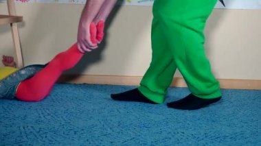 Sevimli küçük kızı kız çekerek adam. Kameraya bakarak ve el sallayarak çocuk