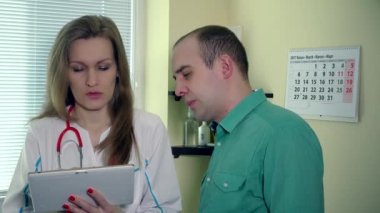 tablet bilgisayar ile kadın doktor söyle erkek hasta adam için kötü tanı