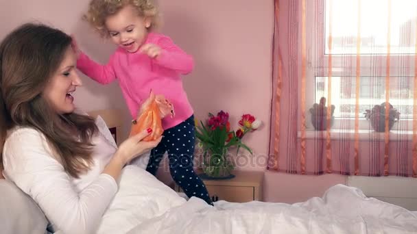 Dolce bambina dare il suo regalo di compleanno di giorno di madre a letto — Video Stock