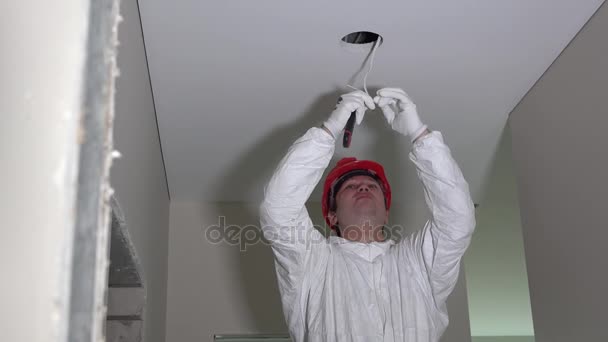 Électricien installant des câbles électriques sur le plafond du nouveau bâtiment — Video