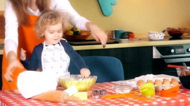 mutlu aile mutfak. Anne ve çocuk kızı hazırlanıyor hamur, fırında kurabiye