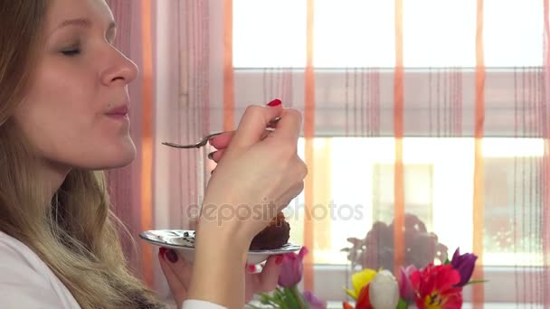 Красивая женщина ест сладкий торт — стоковое видео