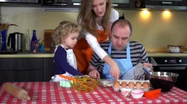 Sevimli küçük kız ve güzel renkli önlük kek tarifi seçerek ebeveynler