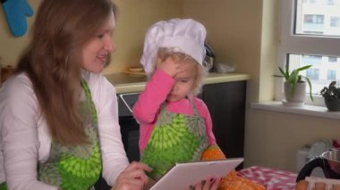 Aile kızlarla çok güzel kek tarifi internette arıyor tablet bilgisayar