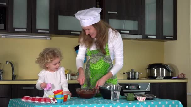 Le ragazze di famiglia cucinano cibo in cucina. Ragazza felice con pastella mix madre in ciotola — Video Stock