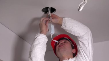 Elektrikçi adam modern led ışık sürücü bağlayın