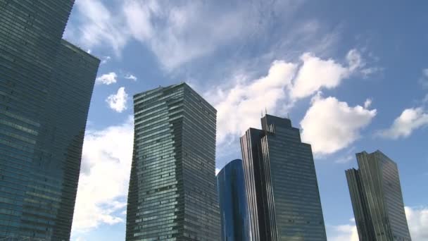 Bedrijfsgebouwen op blauwe bewolkte hemel. timelapse — Stockvideo