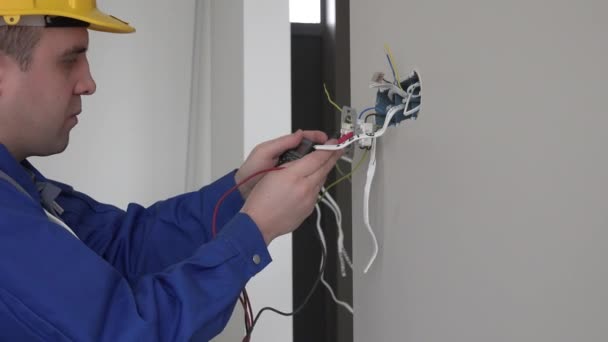 Elektrikář, kontrola napětí zásuvky pomocí multimetru svítidla do zásuvky