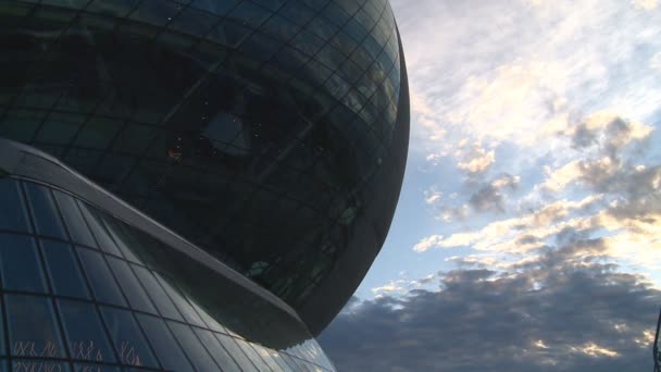 Главное здание международной специализированной выставки ЭКСПО-2017 и облака . — стоковое видео