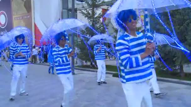Ludzie w niebieskie stroje i parasol wydajności w wystawie expo 2017 — Wideo stockowe