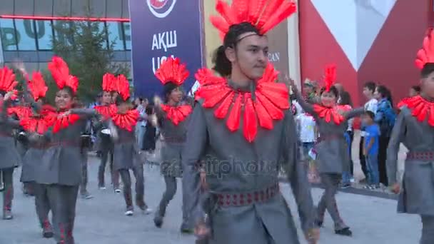 Mladí lidé s moderní kostýmovaném průvodu v mezinárodní výstavy expo 2017 — Stock video