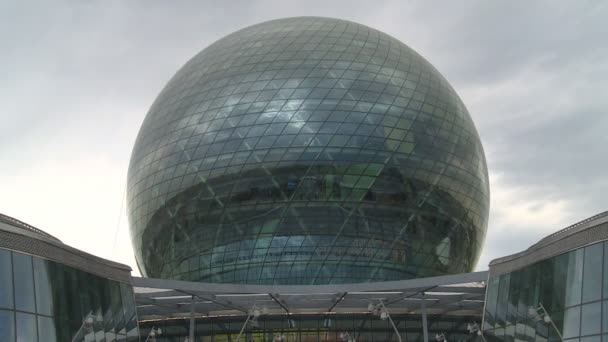 Glaskuppel des Expo 2017 Gebäudes und Wolken am Himmel. Zeitraffer — Stockvideo