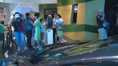 Almanya Pavyonu, Expo 2017 yılında yeni hibrid otomobil fotoğrafını çekmek ziyaretçi insanlar