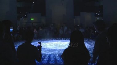 Arayan insanlar ayakta lazer Almanya'da 3d yükleme köşk Expo 2017