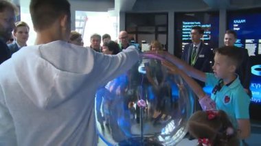 insanlar Kazakistan Pavyonu elektrik güç ışınları ile küre top dokunur