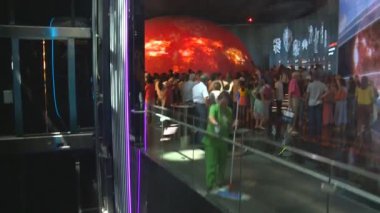 İnsanlarla dolu bir şaşırtıcı Asansör Asansör görünümü Expo 2017 Kazakistan pavyonlar