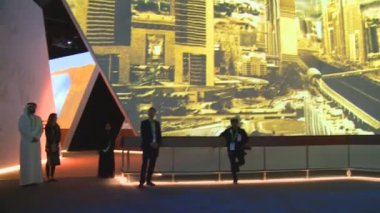 Uzayda insanlarla Expo 2017 yılında Kazakistan Arap Pavyonu büyük ekranları