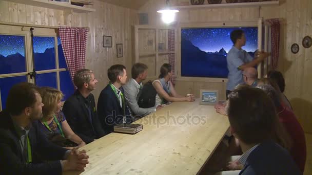 Suíça guia pavilhão mostrar aos visitantes apresentação de pessoas na tela de tv janela — Vídeo de Stock