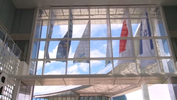 Expo y otras banderas y personas esperando en fila cerca del pabellón de Corea en Expo 2017 — Vídeo de stock