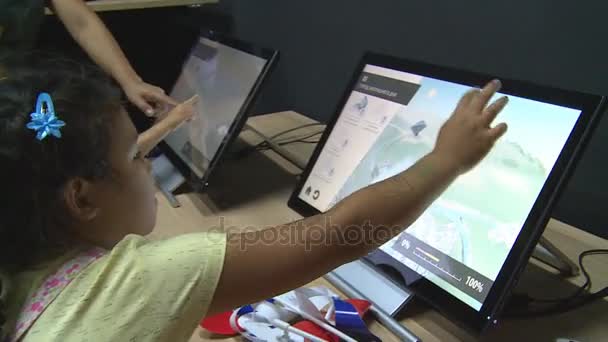 카자흐어 어린이 장소 풍차 태양 재생 가능 에너지 항목 화면에 — 비디오