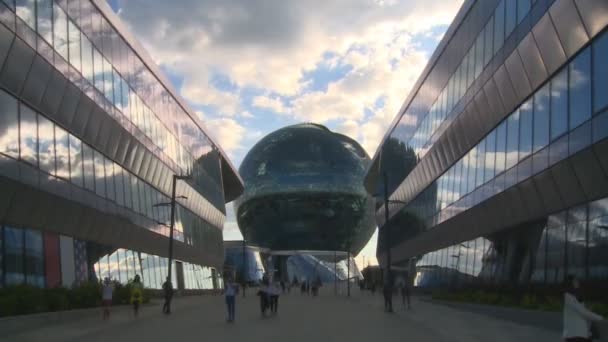 Timelapse della moderna costruzione della sfera di EXPO con persone e nuvole in movimento — Video Stock