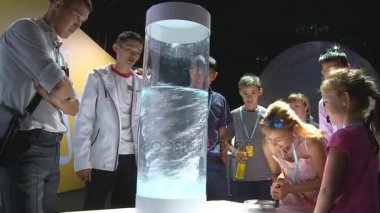 Kazak kadın spin işlemek ve Jakuzi artış saydam tüp su