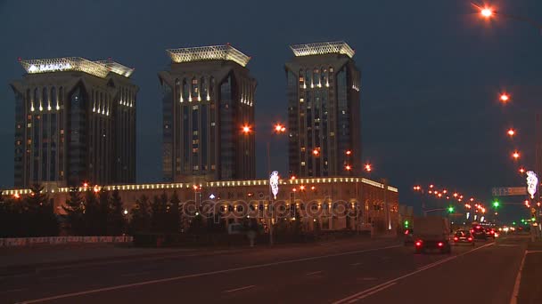 City traffic's nachts in Astana — Stockvideo