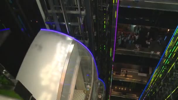 Pessoas em elevadores de vidro enormes elevadores no Cazaquistão Expo 2017 exposição — Vídeo de Stock