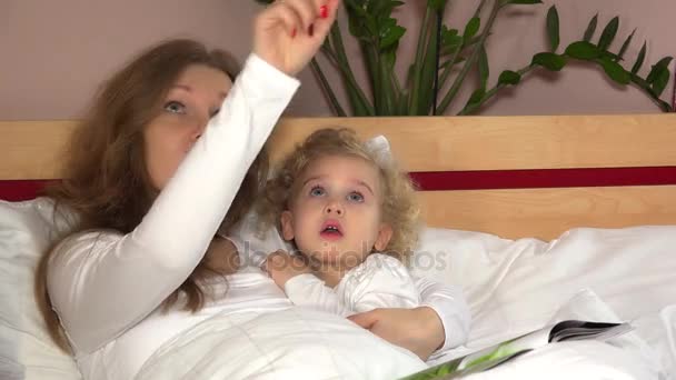 Giovane donna madre mostrando stelle sul soffitto alla sua adorabile bambina — Video Stock