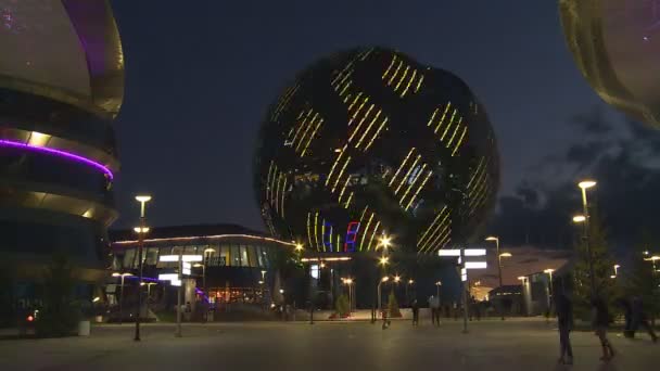 Timelapse σύγχρονη σφαίρα κτίριο της Expo και επισκέπτες άνθρωποι τη νύχτα — Αρχείο Βίντεο