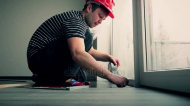 Döşeme altına koymak bantla bantla profesyonel marangoz adam