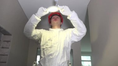 Elektrikçi adam yüklemek modern led ışık tavan deliğe