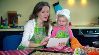 Anne ve kızı kurabiye, dijital bir tablete bir tarifi takip