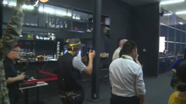 Expo sergi kamera ile Litvanya pavilion tv ekibi için gösterilen Kılavuzu